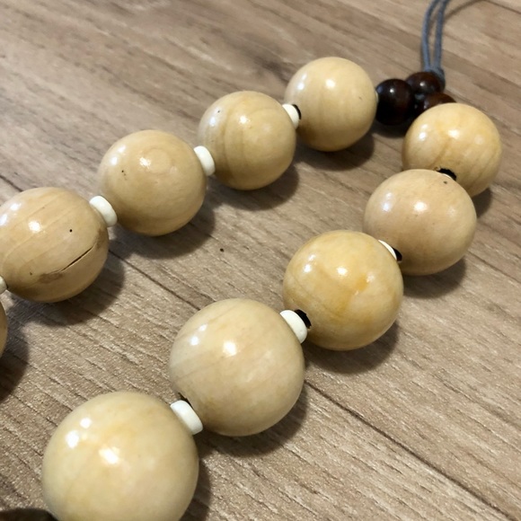 NECKLACE HANDMADE WOODEN AND PORCELAIN BEEDS - Picture 4 of 5
